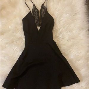Cute mini black dress!
